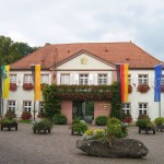 Rathaus-mit-Flaggen